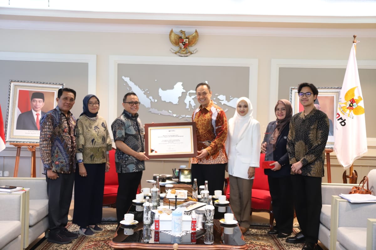 Pemberian piagam penghargaan hasil survei pemetaan dan pengukuran budaya kerja ASN. 