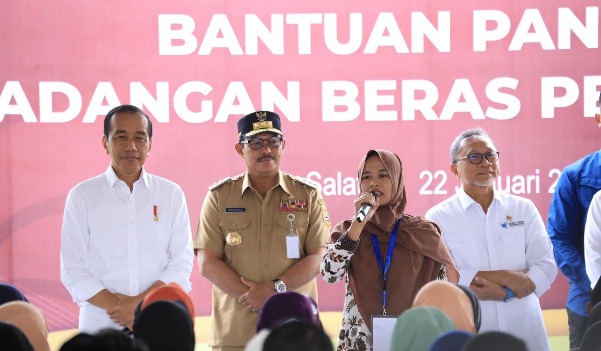 Pj Gubernur Jateng Nana Sudjana mendampingi Presiden Joko Widodo menyalurkan bantuan pangan