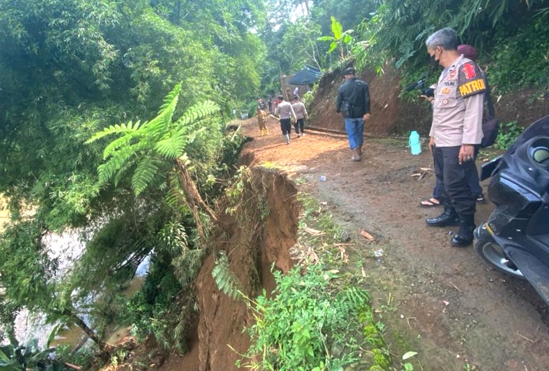 Tanah Longsor Landa Bandung Barat, Satu Petani Sayur Tewas, Satu Luka