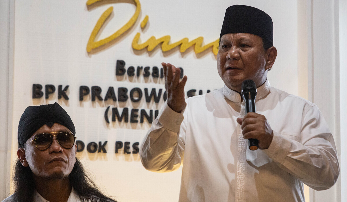 Prabowo Subianto (kanan) didampingi pengasuh Pondok Pesantren Ora Aji Gus Miftah (kiri), 8 September 2023.