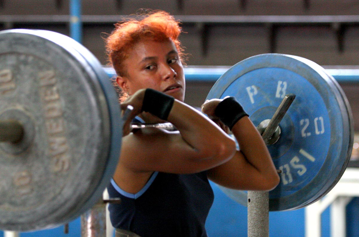 Lifter Lisa Raema Rumbewas 