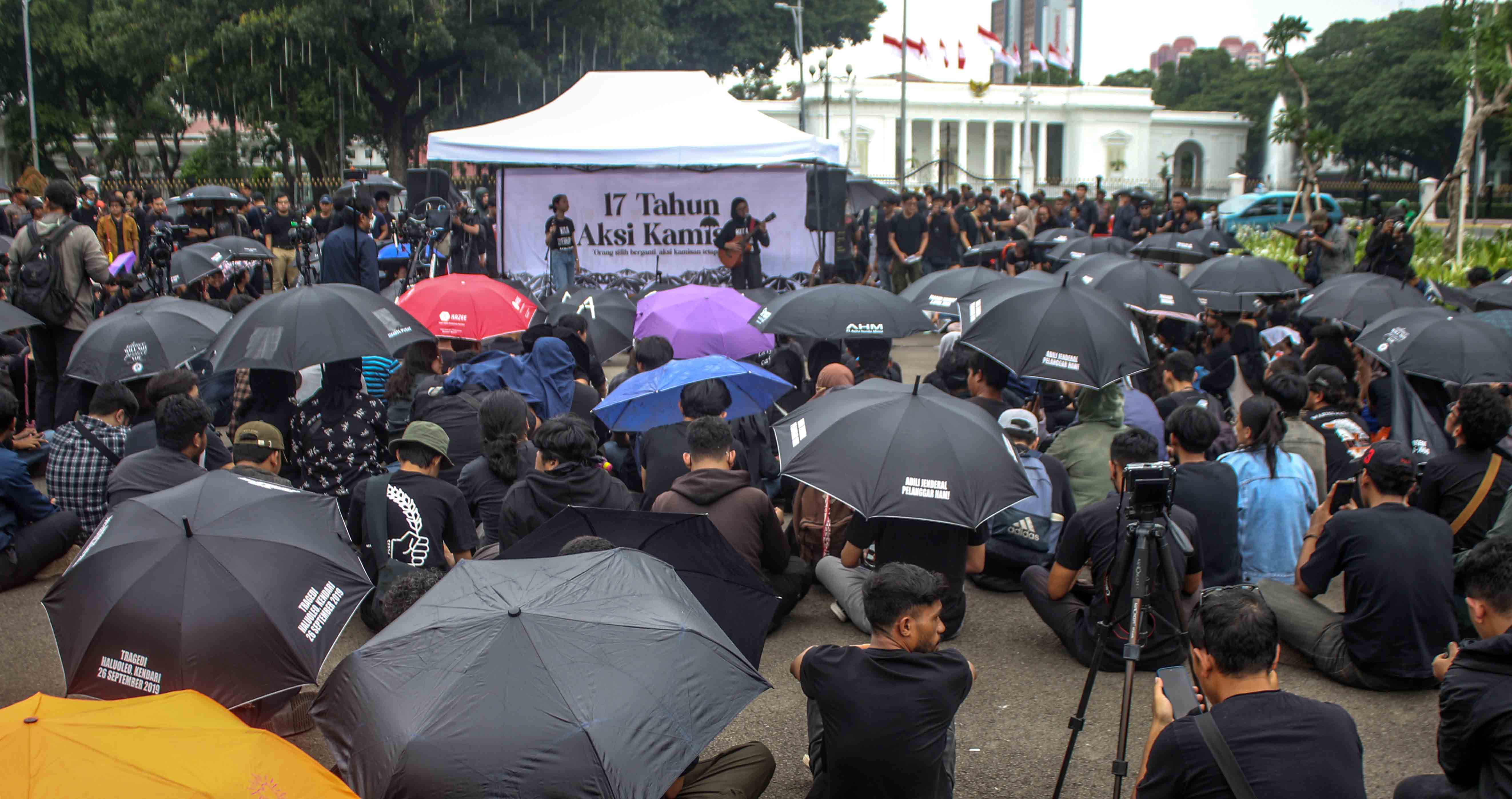 Keluarga korban pelanggaran HAM berat serta pegiat hak asasi manusia mengikuti aksi 17 Tahun Aksi Kamisan di depan Istana Negara, Jakarta,