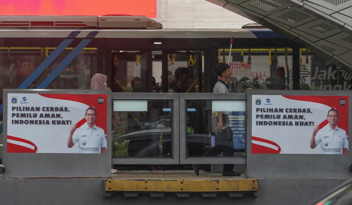 Sejumlah stiker yang menampilkan wajah Pj Gubernur DKI Jakarta Heru Budi Hartono terpampang di Halte Trans-Jakarta Bundaran HI, Jakarta.
