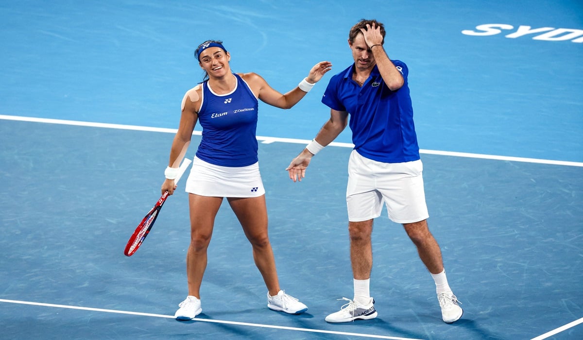 Petenis Prancis Caroline Garcia dan Edouard Roger-Vasselin melakukan selebrasi usai menang atas pasangan Norwegia di laga United Cup.
