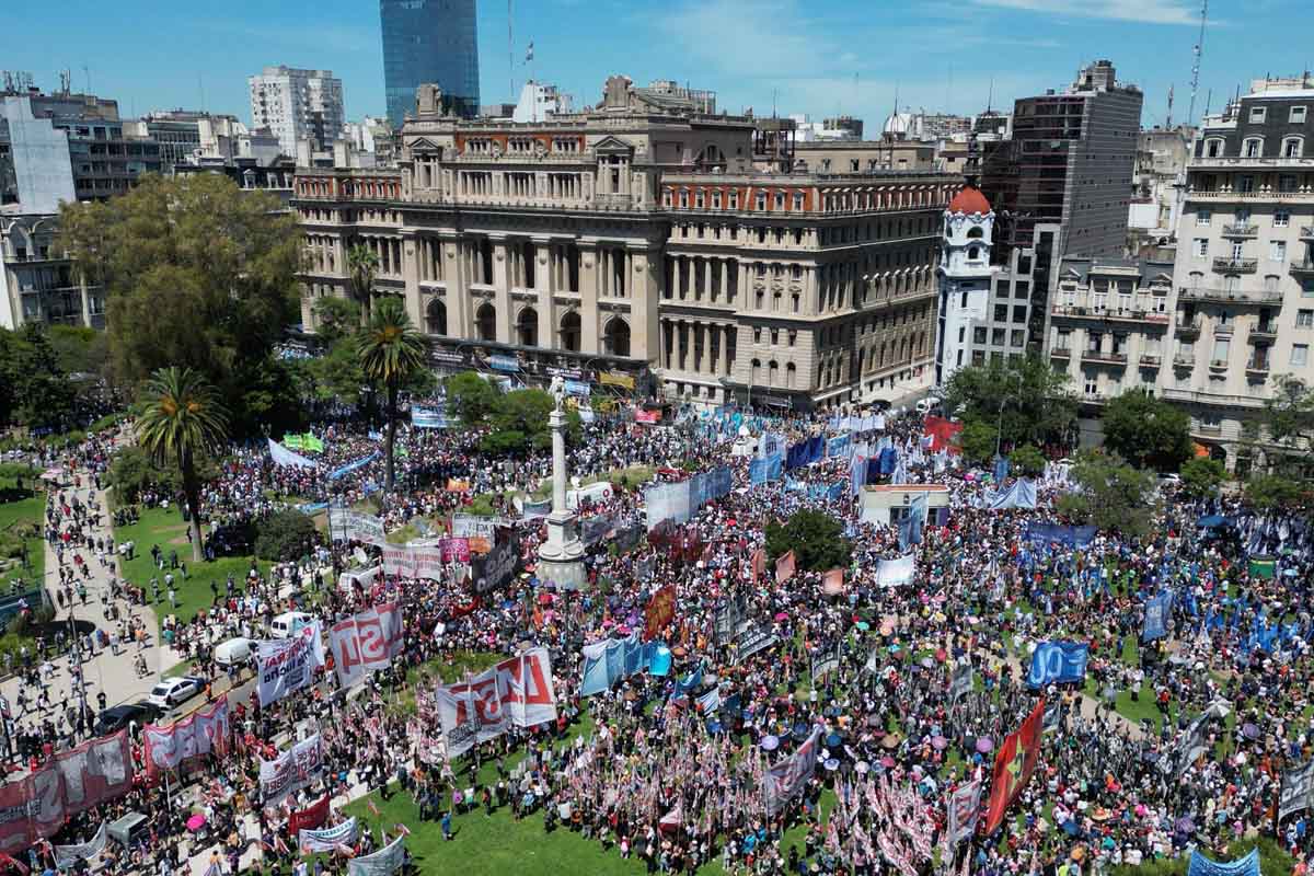 anggota serikat buruh memprotes keputusan darurat Presiden Javier Milei dalam demonstrasi yang diserukan oleh Serikat Buruh Argentina (CGT)