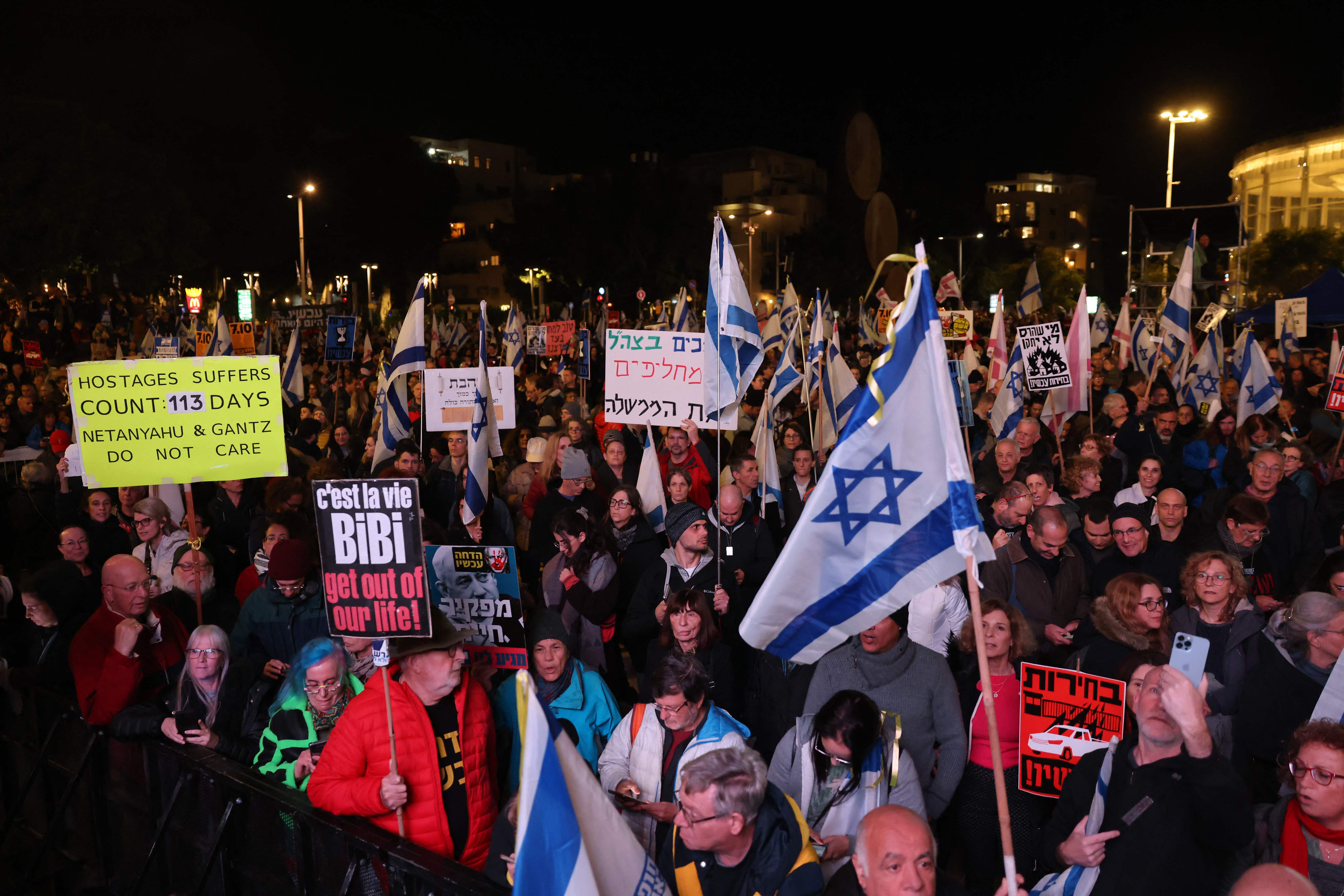 Warga Israel berunjuk rasa di kota Tel Aviv di pusat Israel pada 27 Januari 2024.