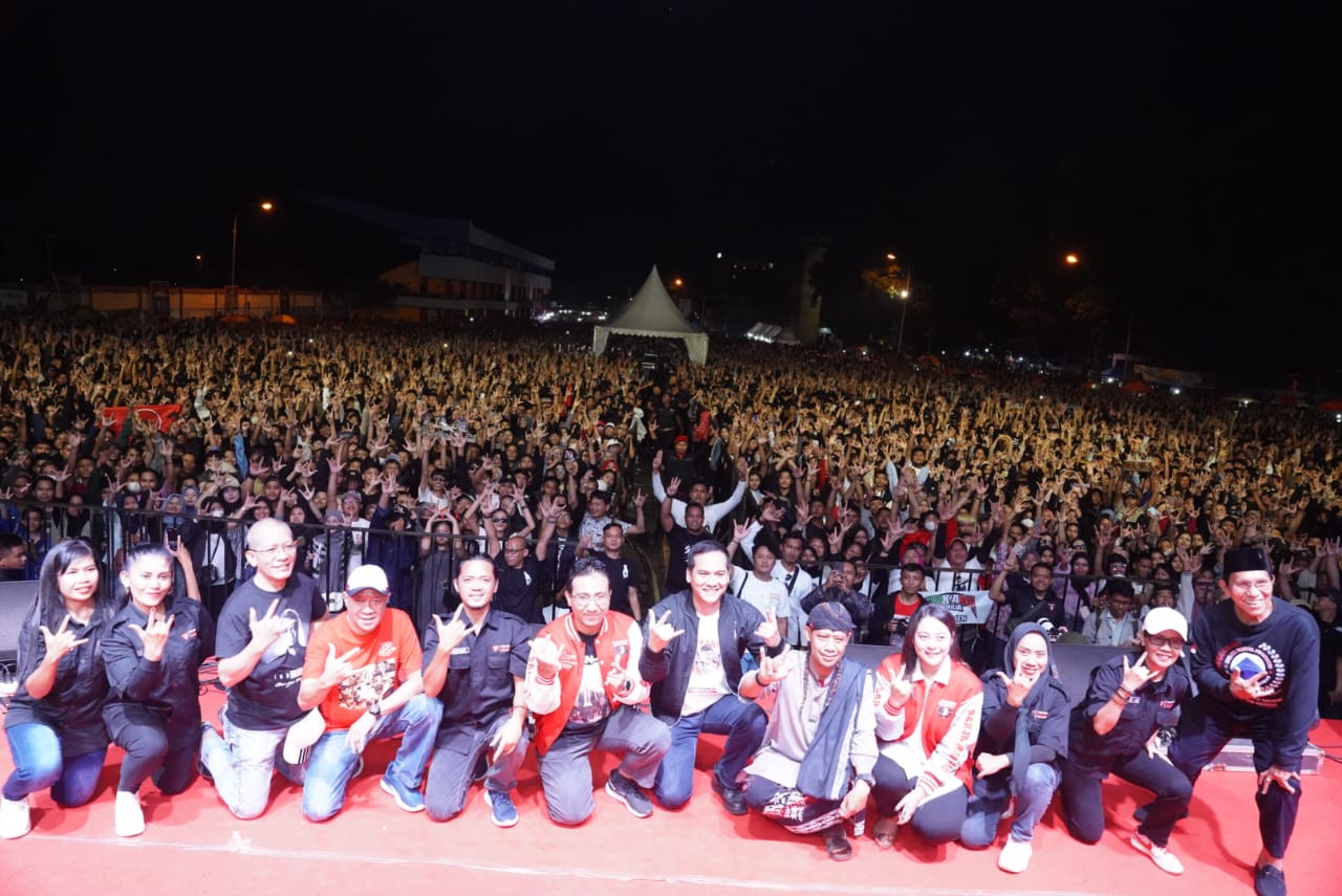 Ribuan pendukung Ganjar Pranowo memadati Pesta Rakyat Ganjar-Mahfud di Purwokerto, Jateng, pada Kamis (11/1/2024).