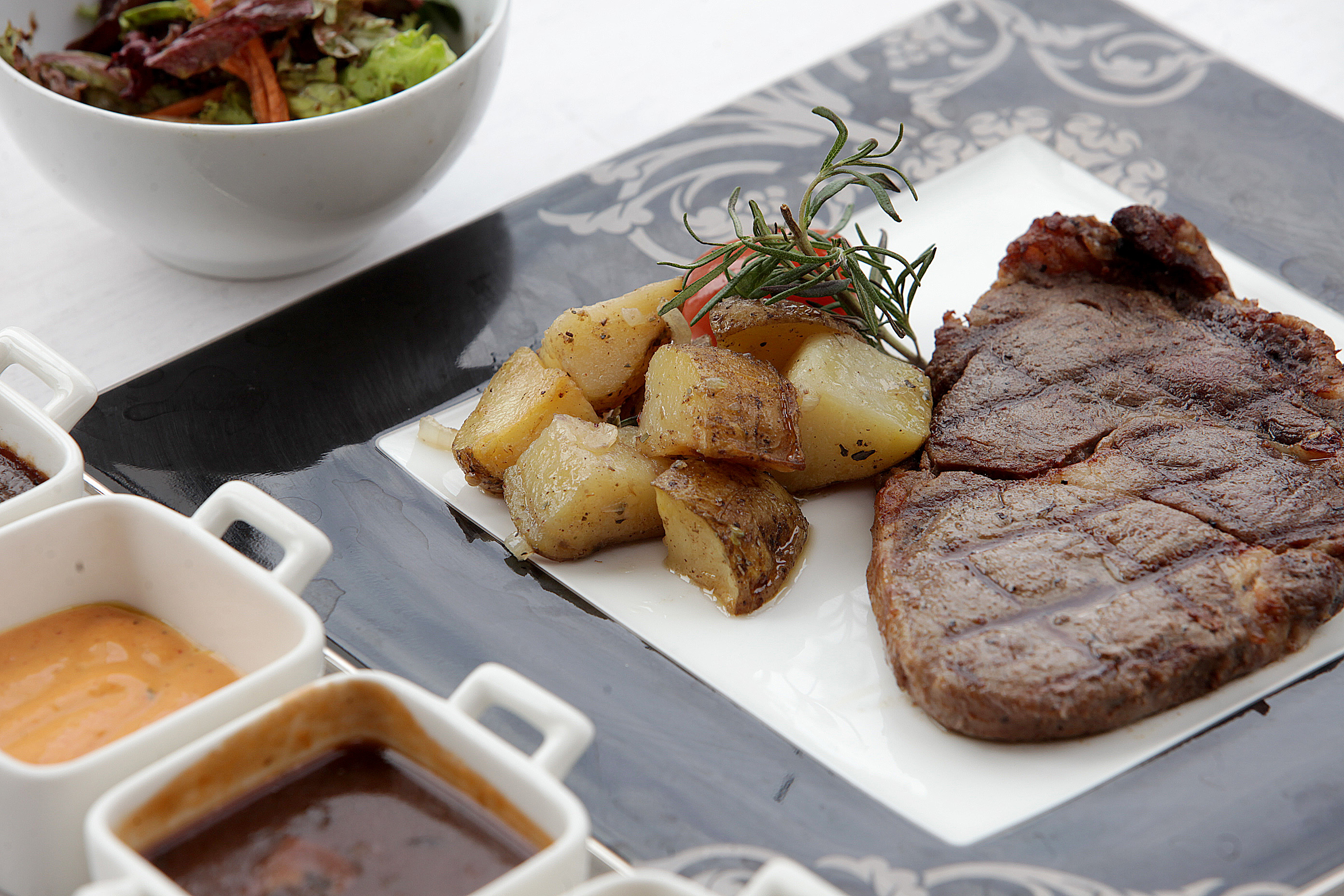 Sajian stik dengan daging wagyu Australia di hotel Aston Premier TB Simatupang, Jakarta.  