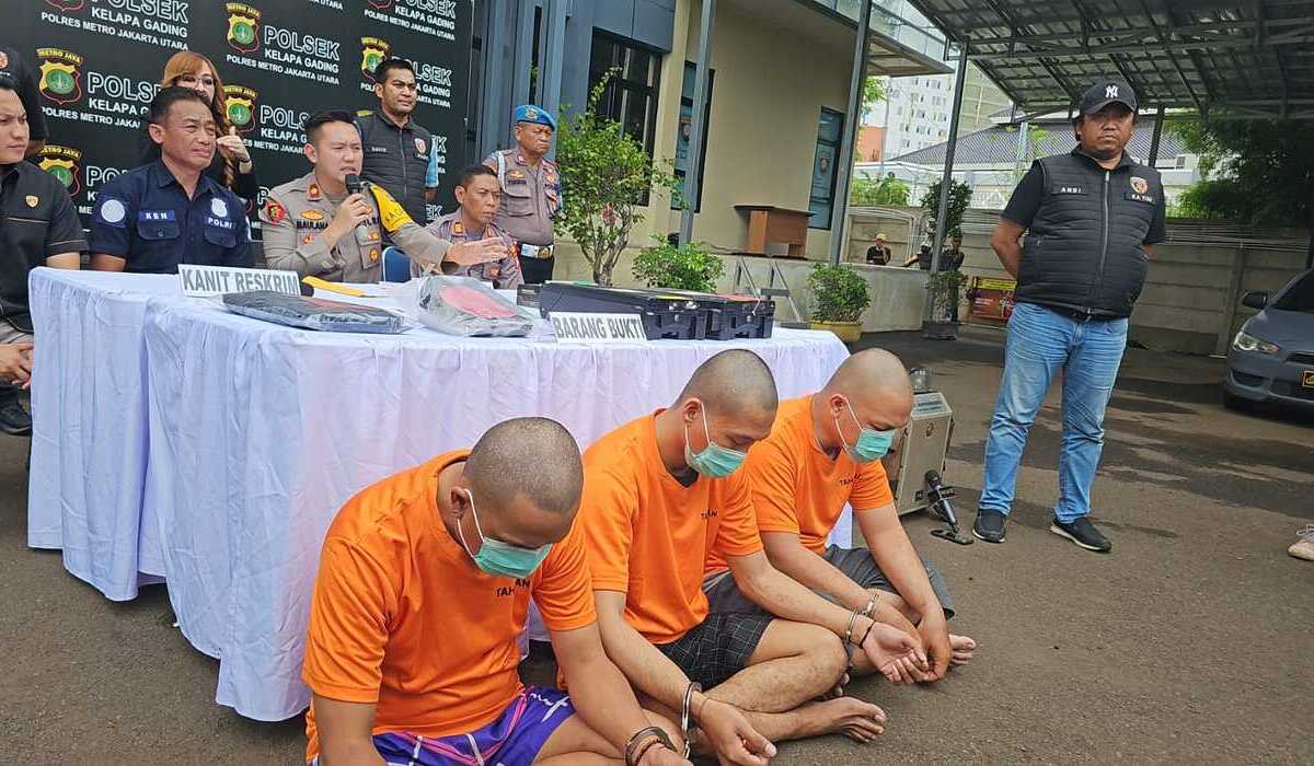 Tiga pelaku pembobolan ATM di Kelapa Gading dan Bekasi demi bermain judi slot.