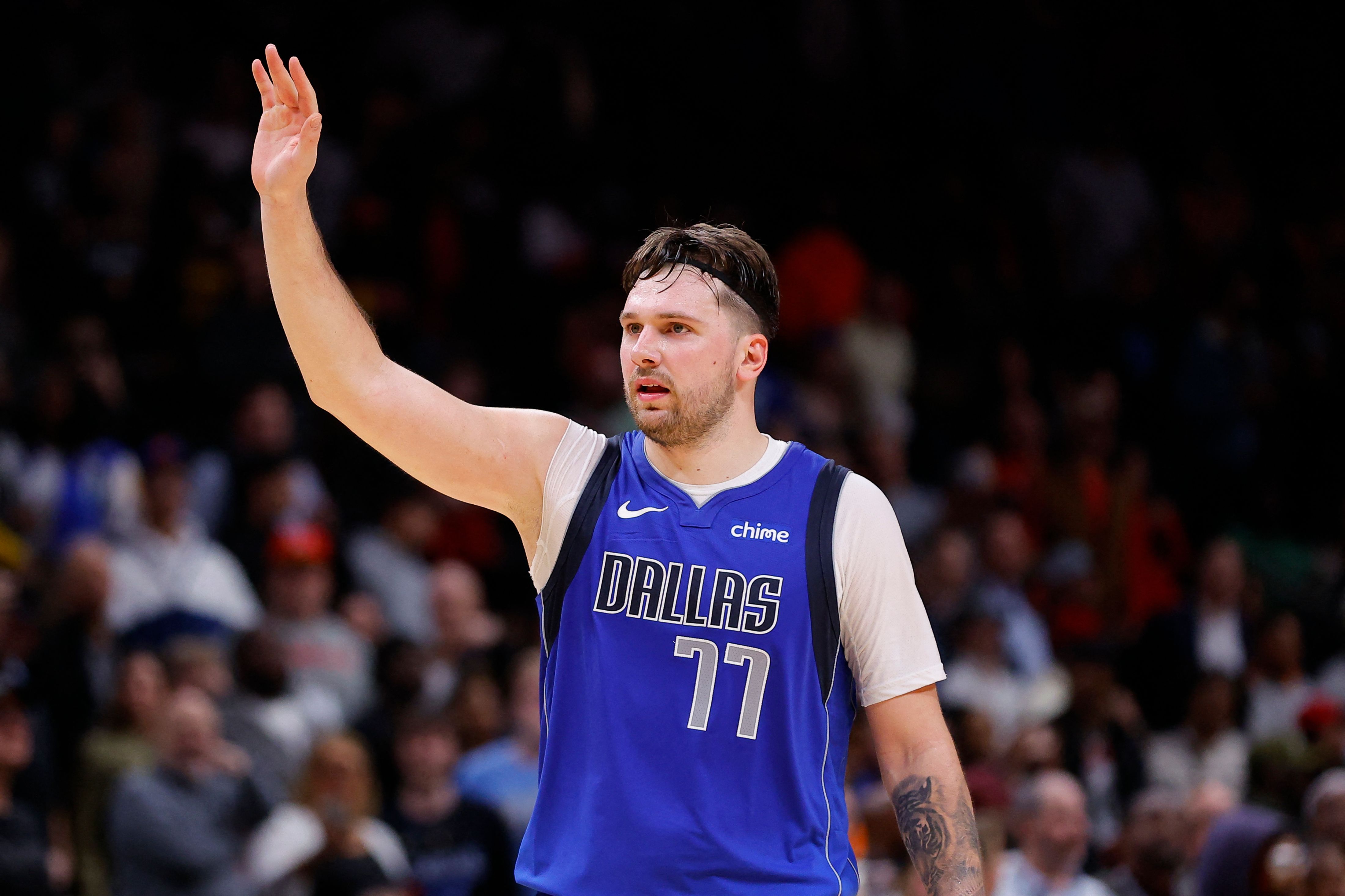 Luka Doncic mencatat penampilan luar biasa dengan mencetak 73 poin saat Dallas Mavericks mengalahkan Atlanta Hawks dengan skor 148-143. 