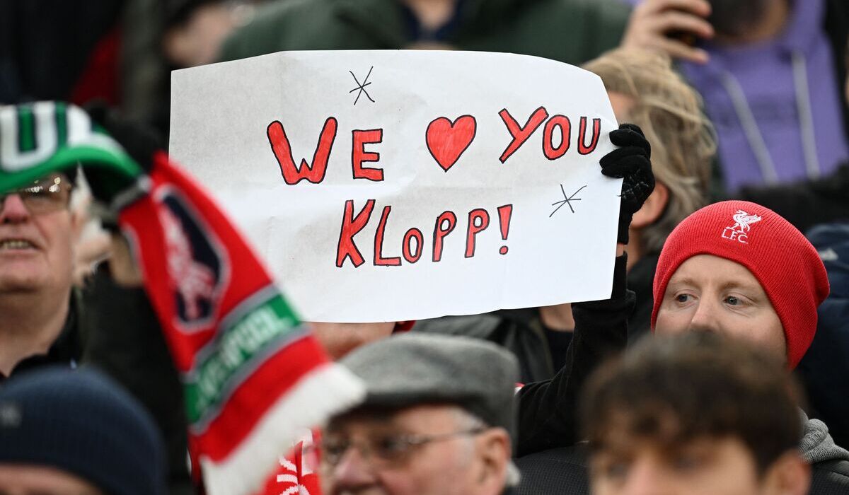 Fans Liverpool menunjukkan salam perpisahan lewat poster untuk Jurgen Klopp.