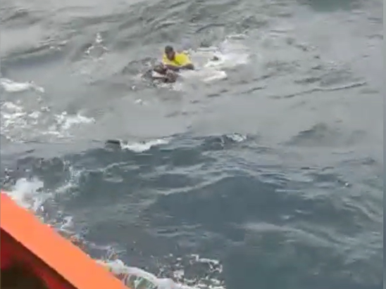 Penumpang yang terombang-ambing di laut.