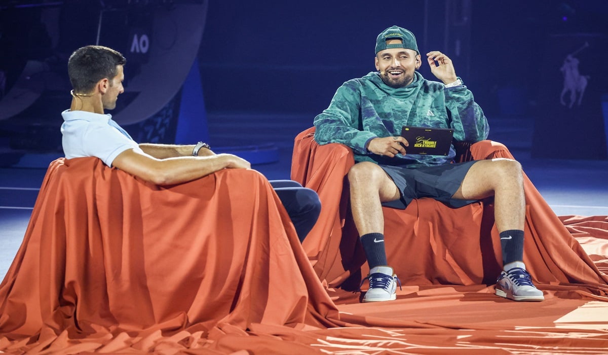 Nick Kyrgios (kanan) mewawancarai Novak Djokovic di ajang Australia Terbuka