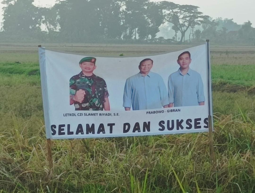 Spanduk bergambar foto Dandim Sukoharjo Letkol Czi Slamet Riyadi bersanding Paslon 02, Prabowo Subianto yang membuat geger.
