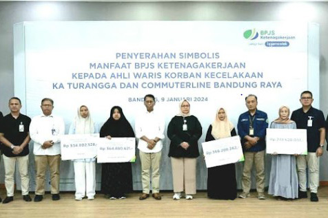 Penyerahan manfaat BPJS Ketenagakerjaan kepada ahli waris korban kecelakaan di Cicalengka, Jawa Barat.