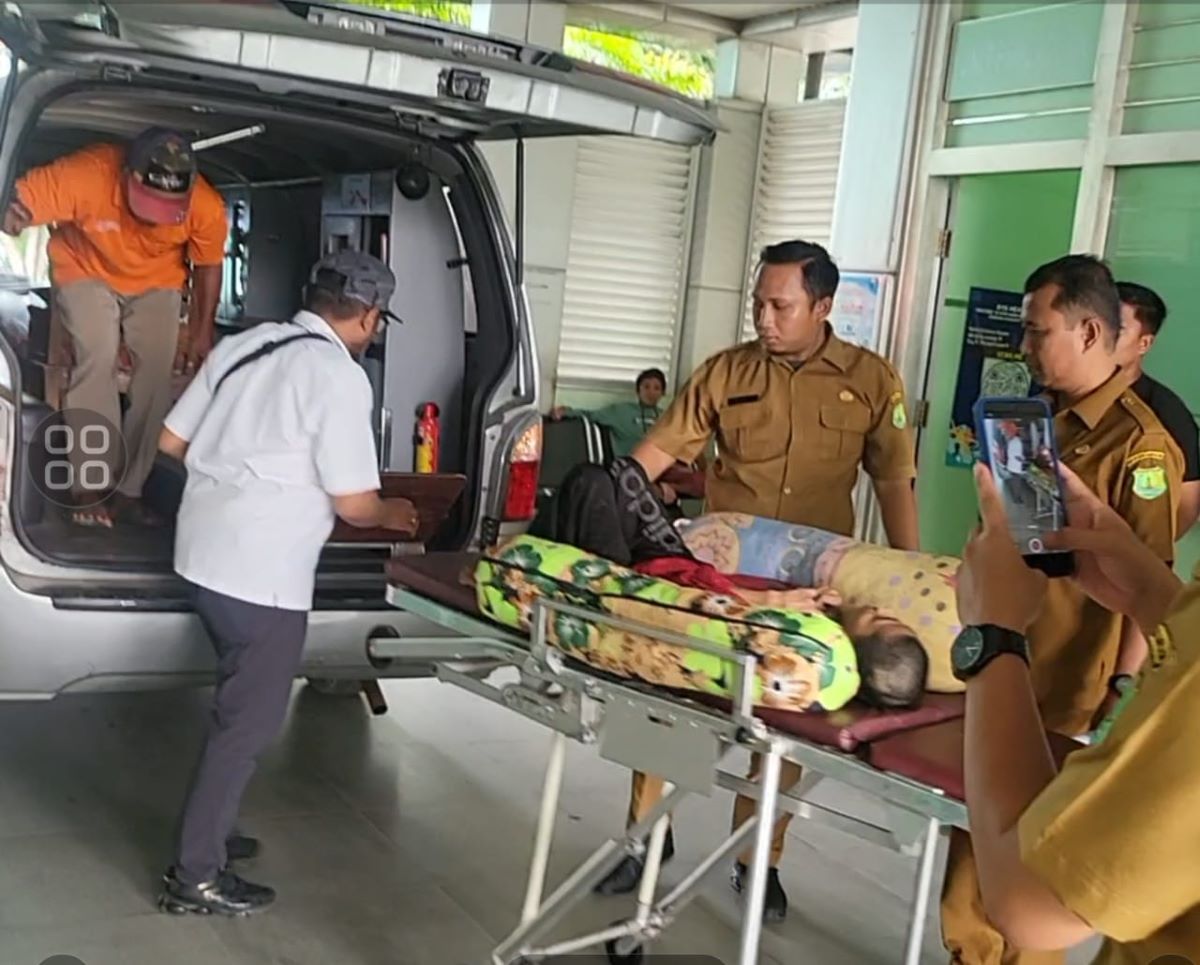 Kemensos membantu penderita lumpuh otak, M Ali, ke rumah sakit.