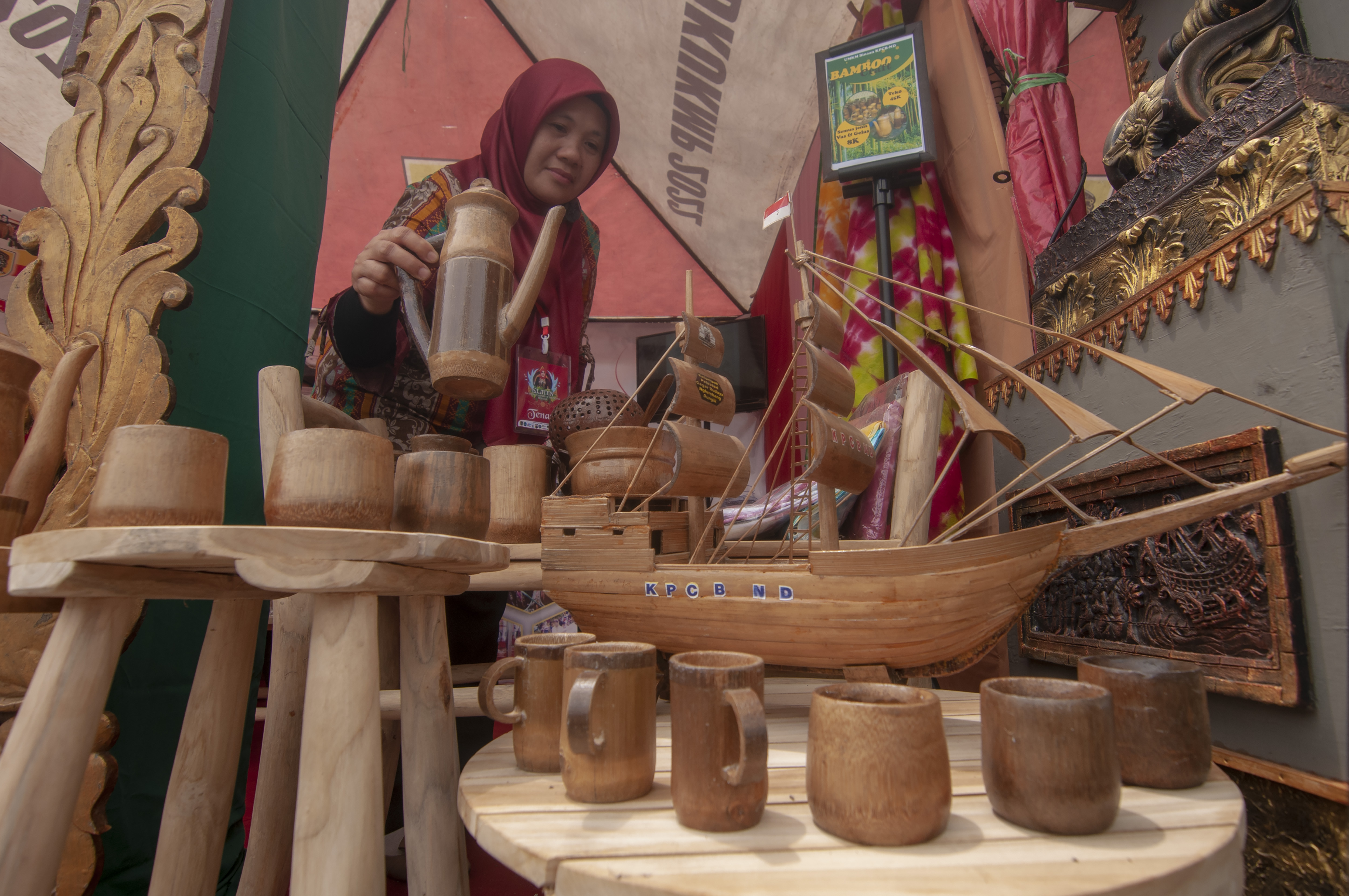 Petugas menata hasil kerajinan bambu saat pameran Klaten Tourism Creative Economy Festival di Klaten, Jawa Tengah
