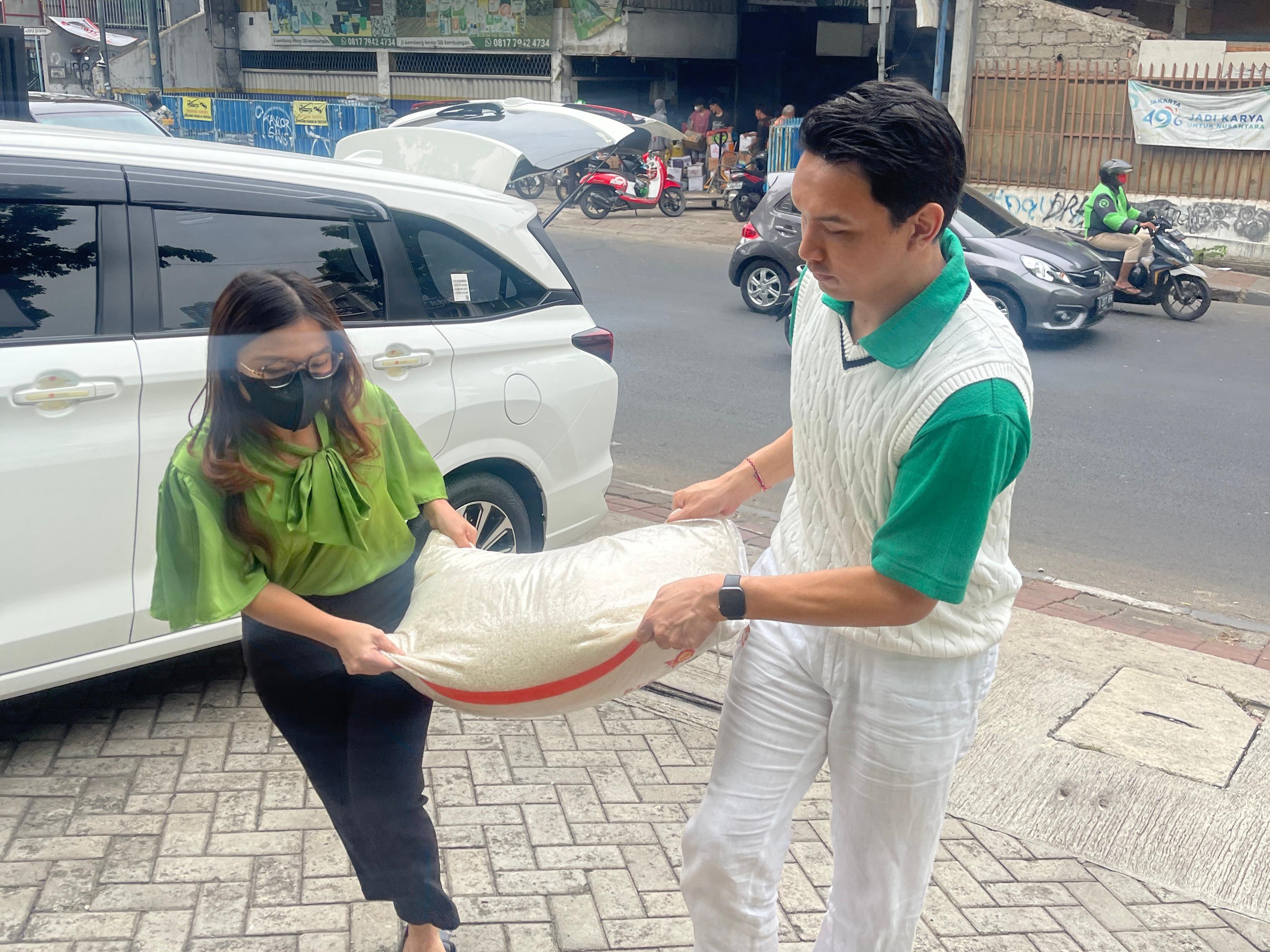 Berbagi beras ke anak-anak panti asuhan.