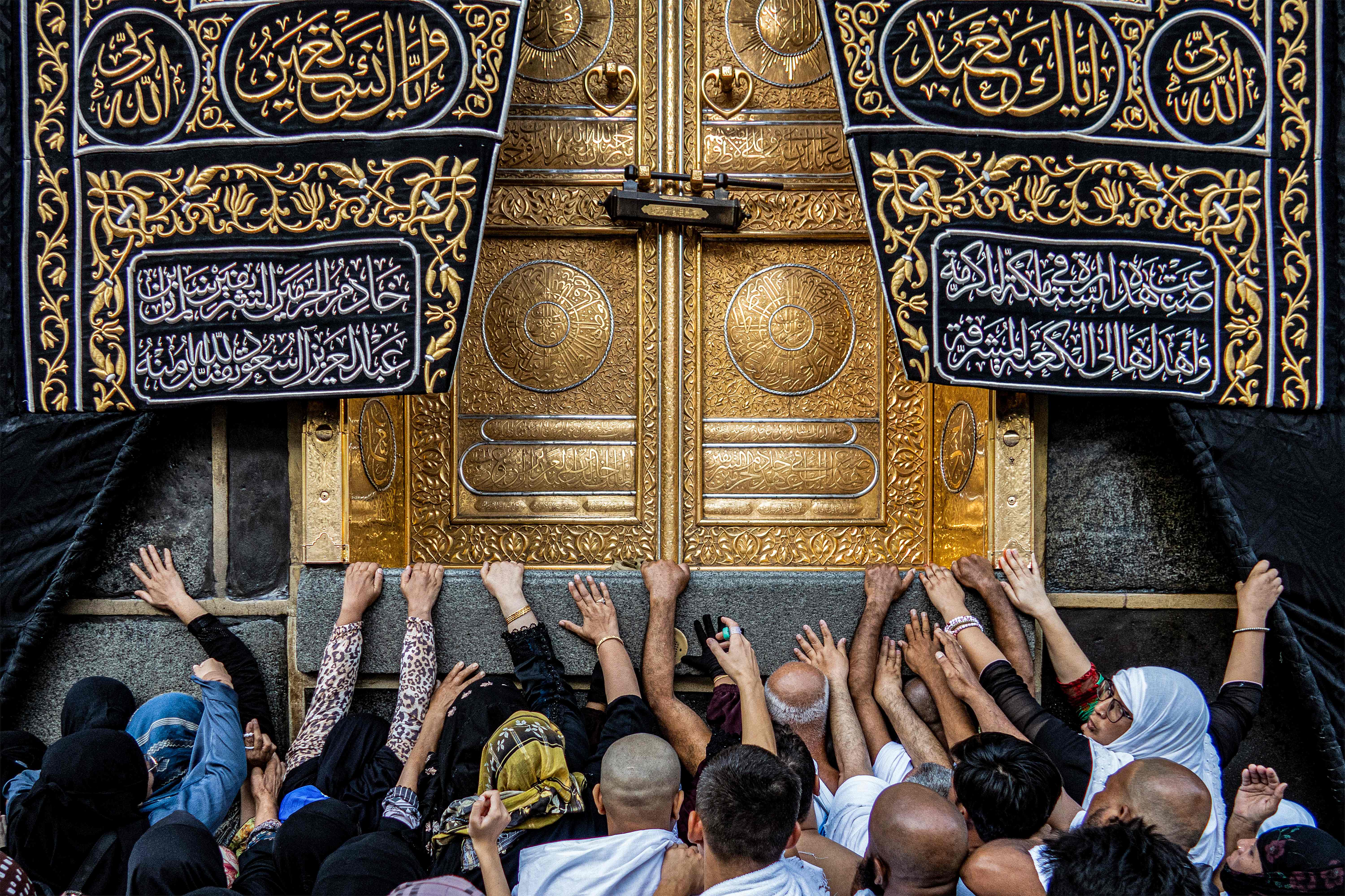 Umat muslim memegang ka'bah di Masjidilharam, Makkah, Arab Saudi, Rabu (6/9/2023).