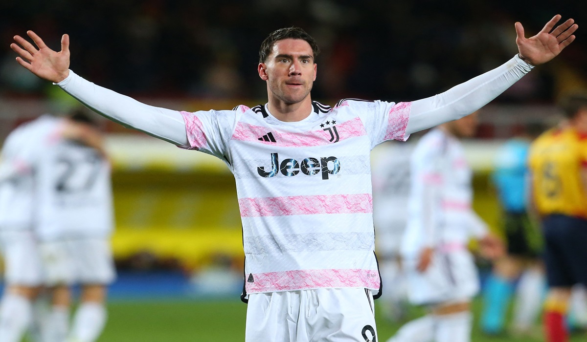 Penyerang Juventus Dusan Vlahovic melakukan selebrasi usai mencetak gol ke gawang Lecce di laga Serie A.