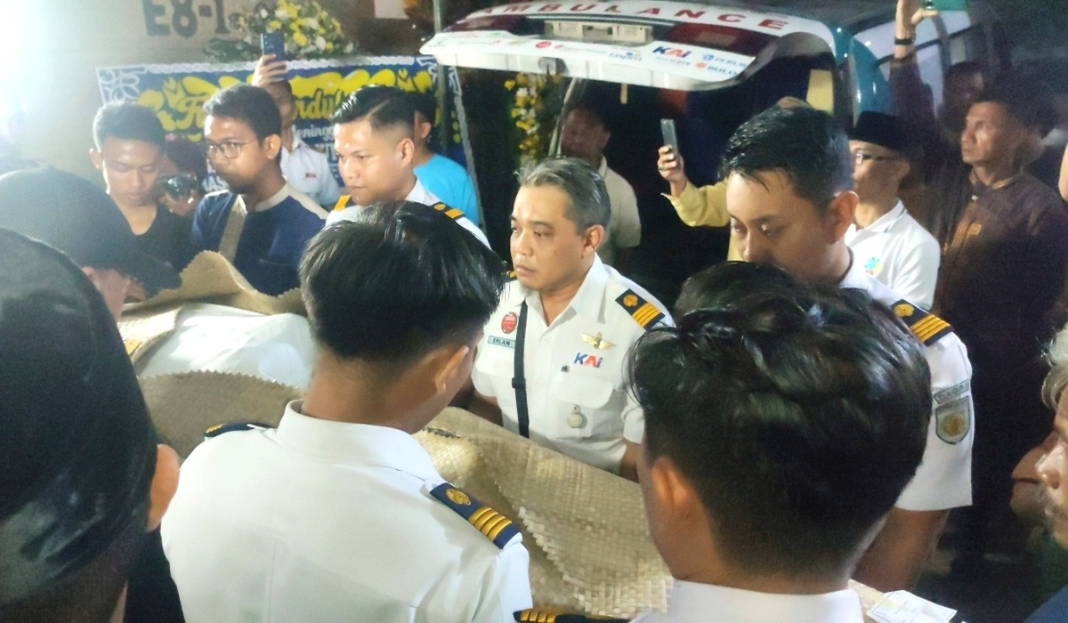 Para pegawai PT KAI mengangkat jenazah Julian Dwi Setiyono, masinis commuter line Bandung Raya korban kecelakaan KA di Cicalengka.
