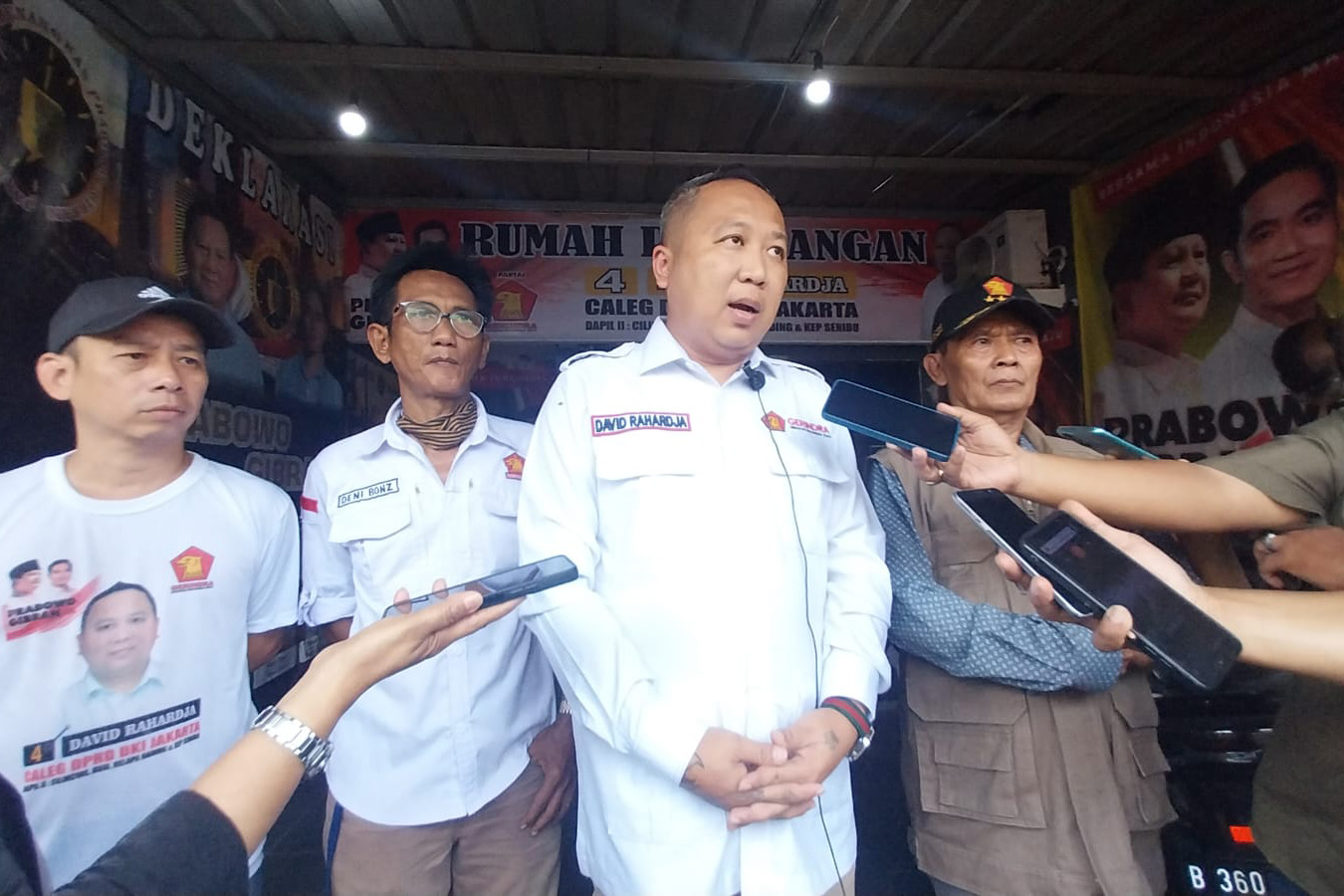 Caleg dari Partai Gerindra David Raharja (tengah) menjawab pertanyaan wartawan di sela-sela kegiatan blusukan di Jakarta.