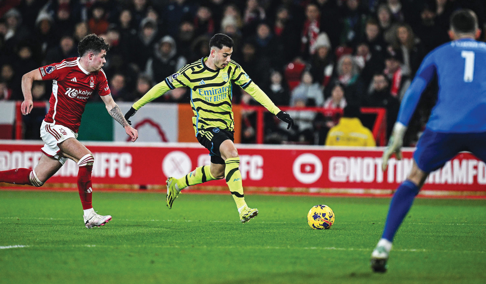 Gelandang Arsenal Gabriel Martinelli (tengah) berusaha menendang bola dalam pertandingan sepak bola Liga Primer Inggris di The City Ground.