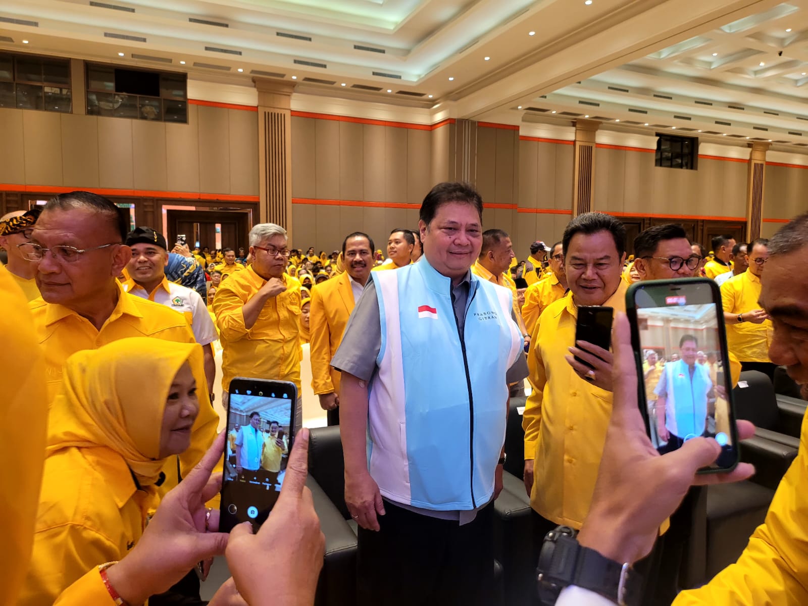 Ketua Umum Partai Golkar Airlangga Hartarto saat menghadiri konsolidasi Partai Golkar Jawa Barat di Bandung