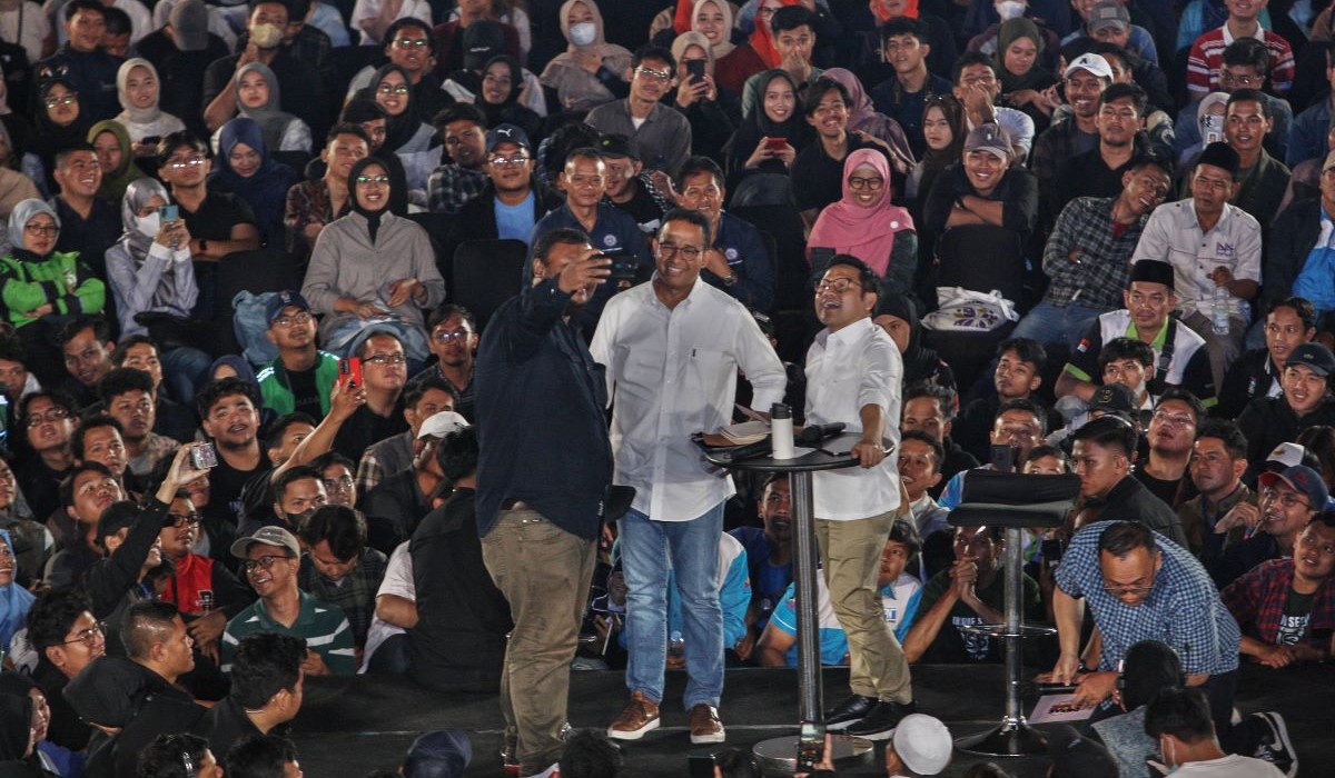 Anies Baswedan-Muhaimin Iskandar menjawab pertanyaan audiens dalam acara Desak dan Slepet AMIN di JIExpo, Kemayoran, Jakarta