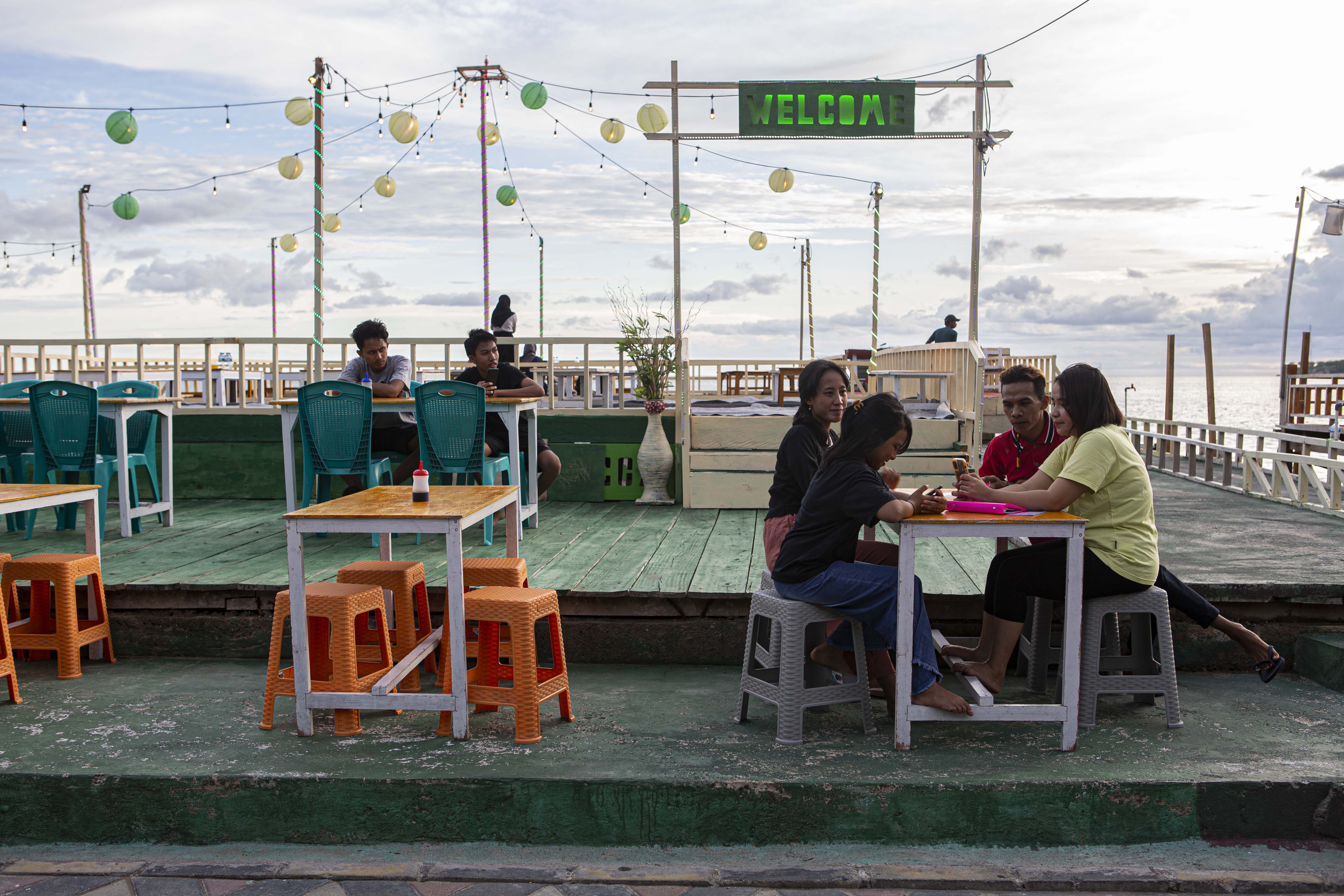 Ilustrasi. Sejumlah pengunjung bersantai di salah satu kafe di kawasan Pantai Tamendao, Gorontalo, Rabu (29/4).