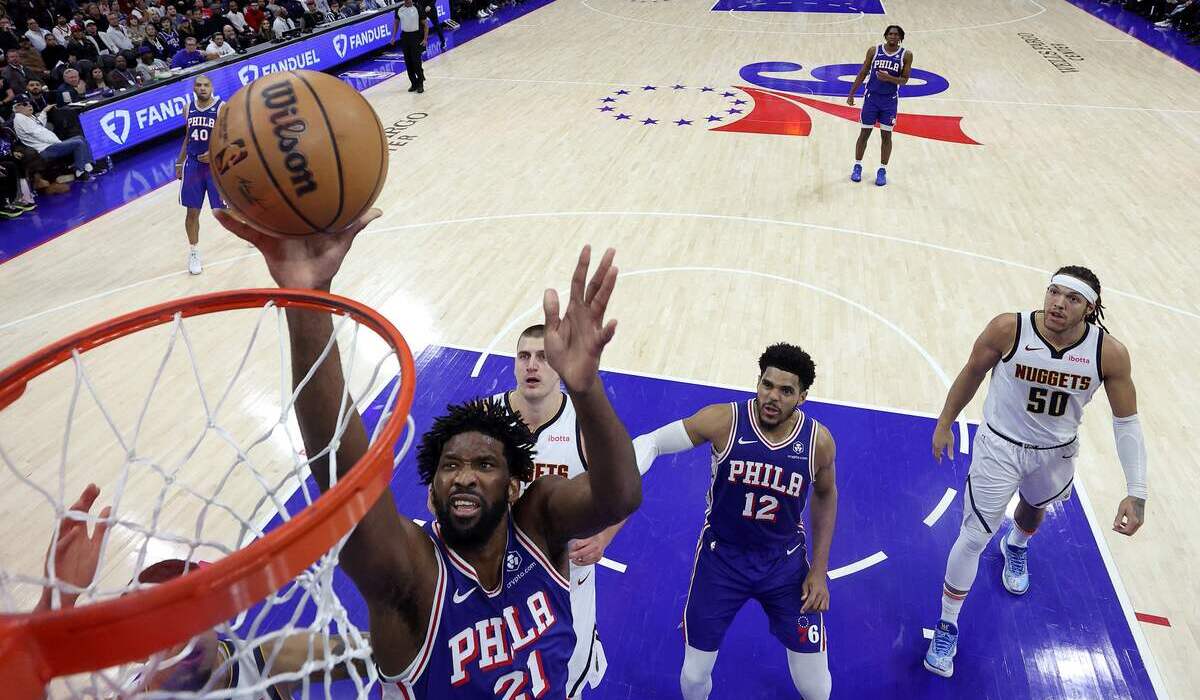 Pemain  Philadelphia 76ers, Joel Embiid #21 dalam pertandingan melawan Denver Nuggets.