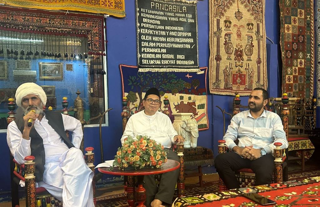 (kiri ke kanan) Pengusaha permadani Malik Mahbooh Ahmed, Katib Syuriah PBNU KH Nurul Yaqin, dan Kaleem Ahmed dalam Intimate Talk.