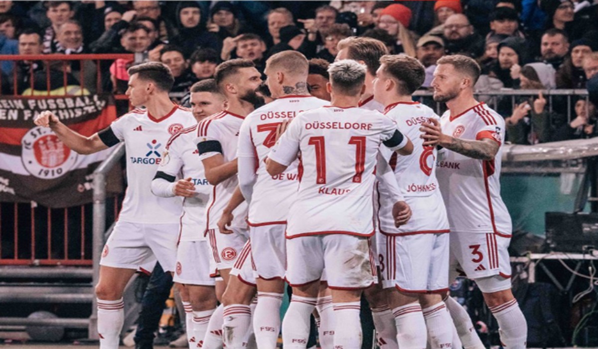 Para pemain Fortuna Duesseldorf melakukan selebrasi usai mencetak gol ke gawang St Pauli di laga DFB Pokal