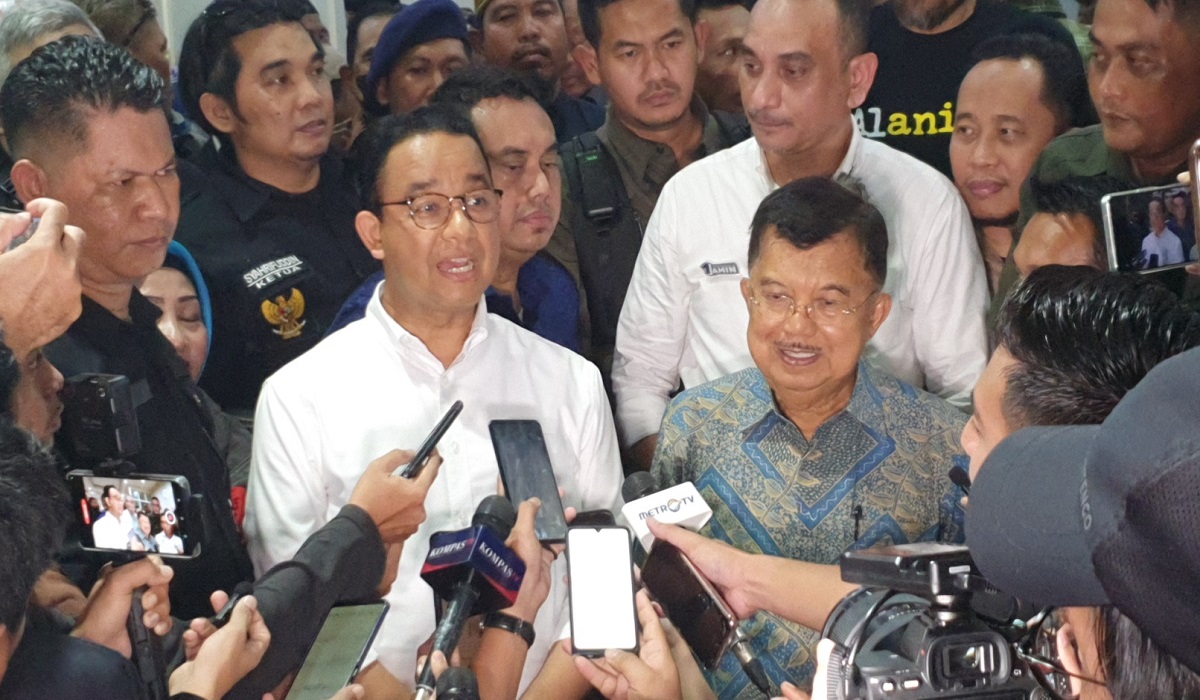 Anies Baswedan bersama Jusuf kalla usai bersantap malam di Makassar, Sulawesi Selatan