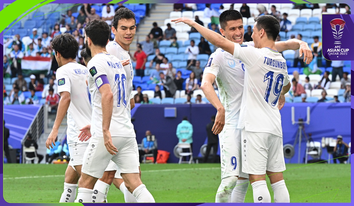 Para pemain Uzbekistan melakukan selebrasi usai mencetak gol ke gawang Thailand di laga Piala Asia.