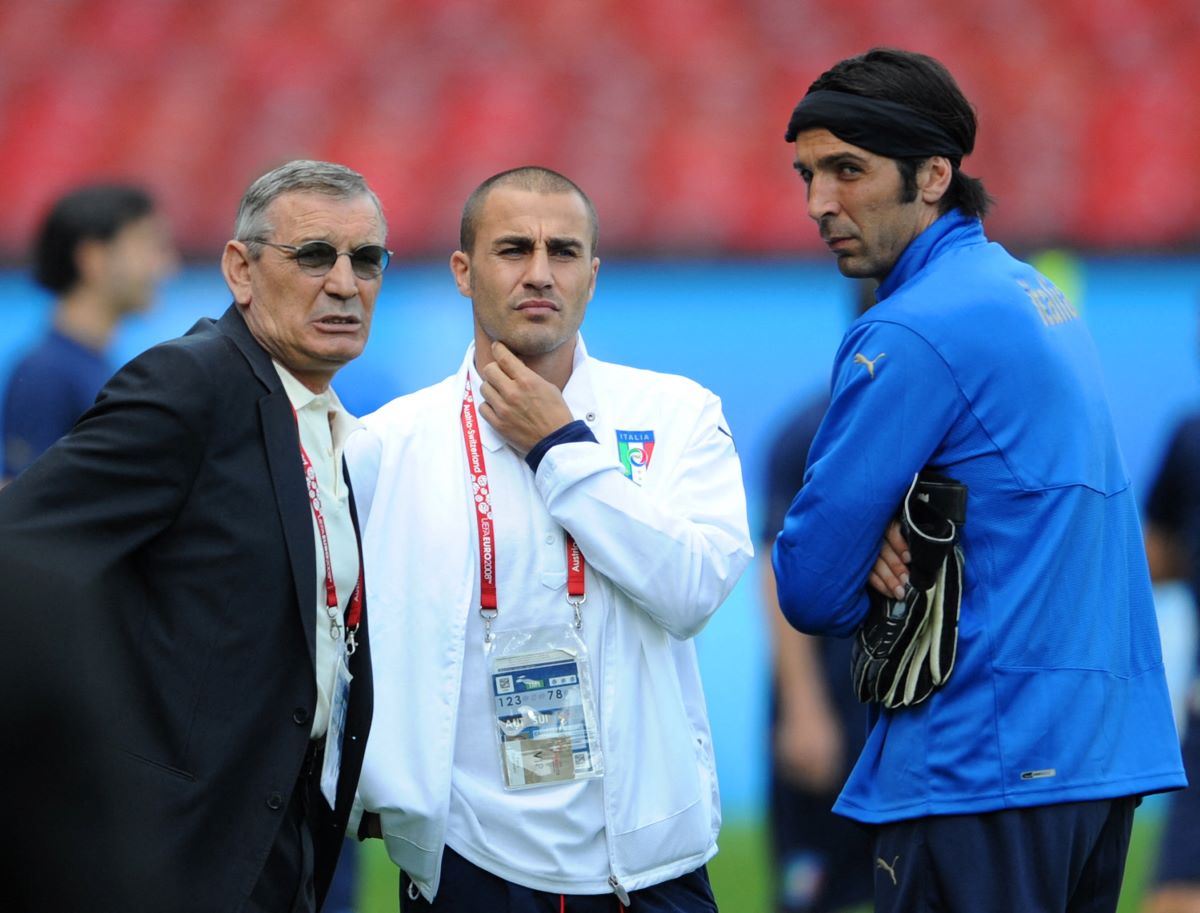 Gigi Riva (kiri) berbincang dengan Fabio Cannavaro dan Gianluigi Buffon (kanan).