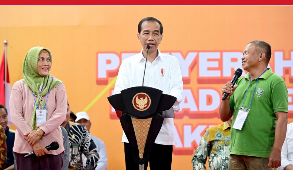 Presiden Joko Widodo menyerahkan bantuan stimulan kepada petani gagal panen (puso) di GOR Bung Karno, Kabupaten Grobogan, Jateng.