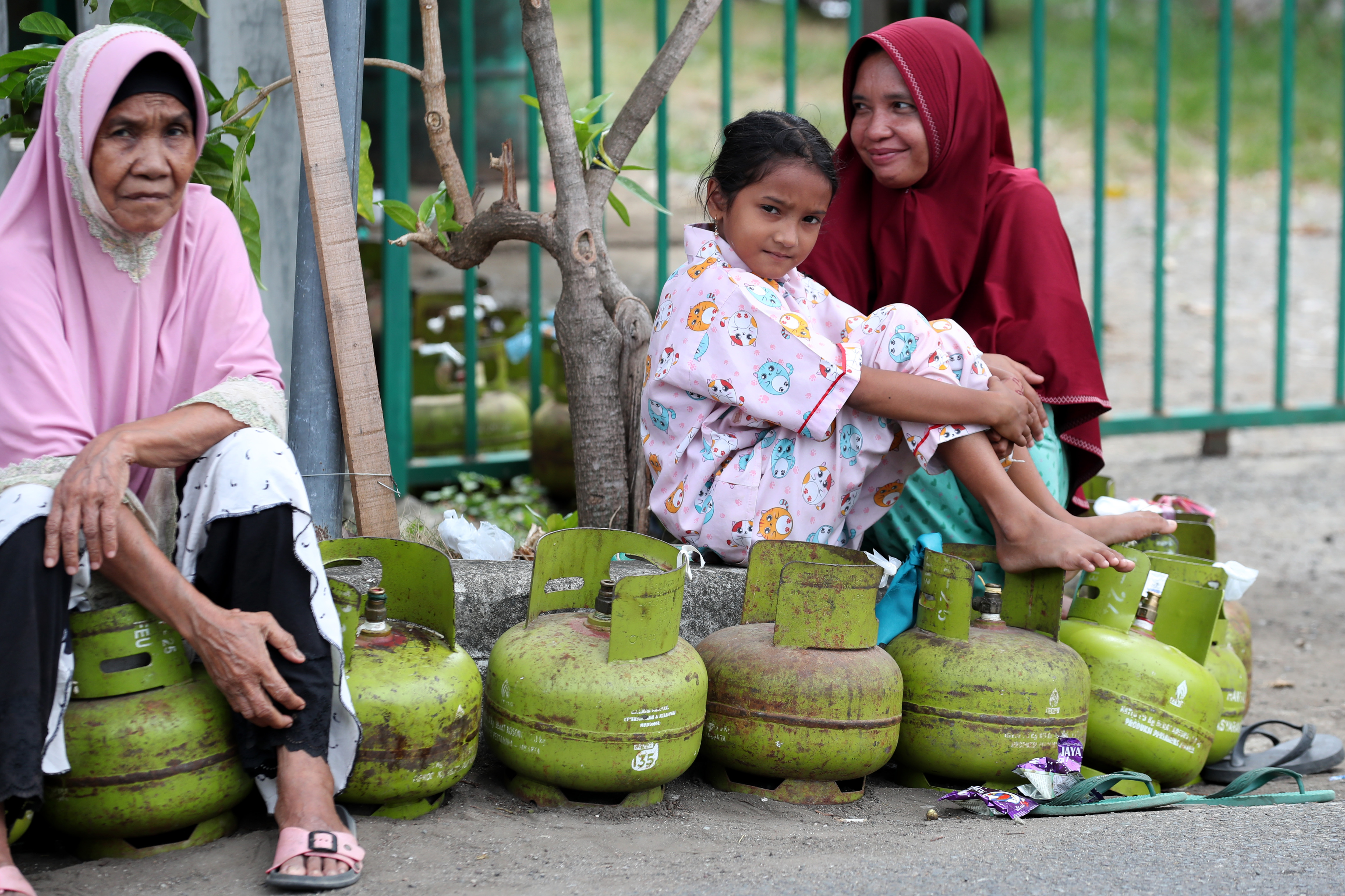 Warga antre membeli gas elpiji tiga kilogram bersubsidi di Banda Aceh, Aceh, Sabtu (2/9/2023).