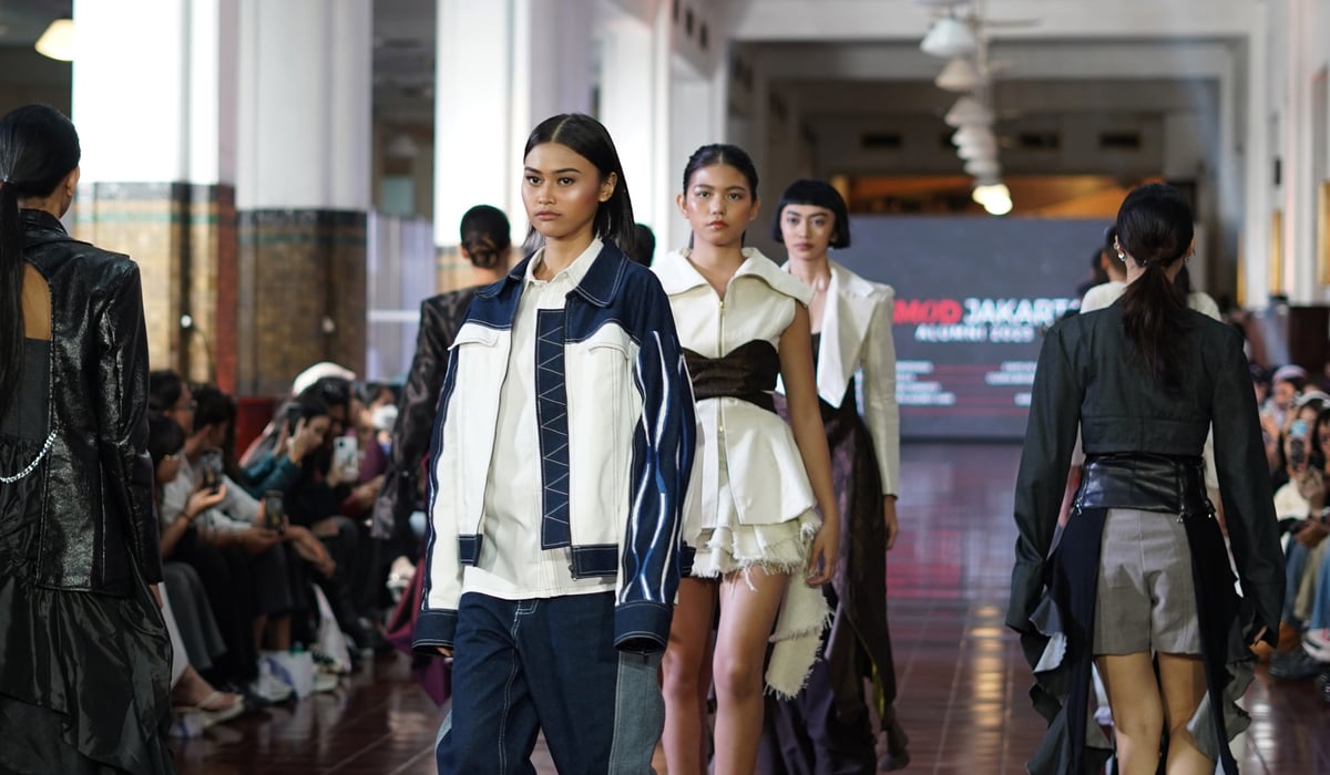 Koleksi lulusan Esmod Jakarta tahun 2023 di panggung UI Fashion Week 2024.