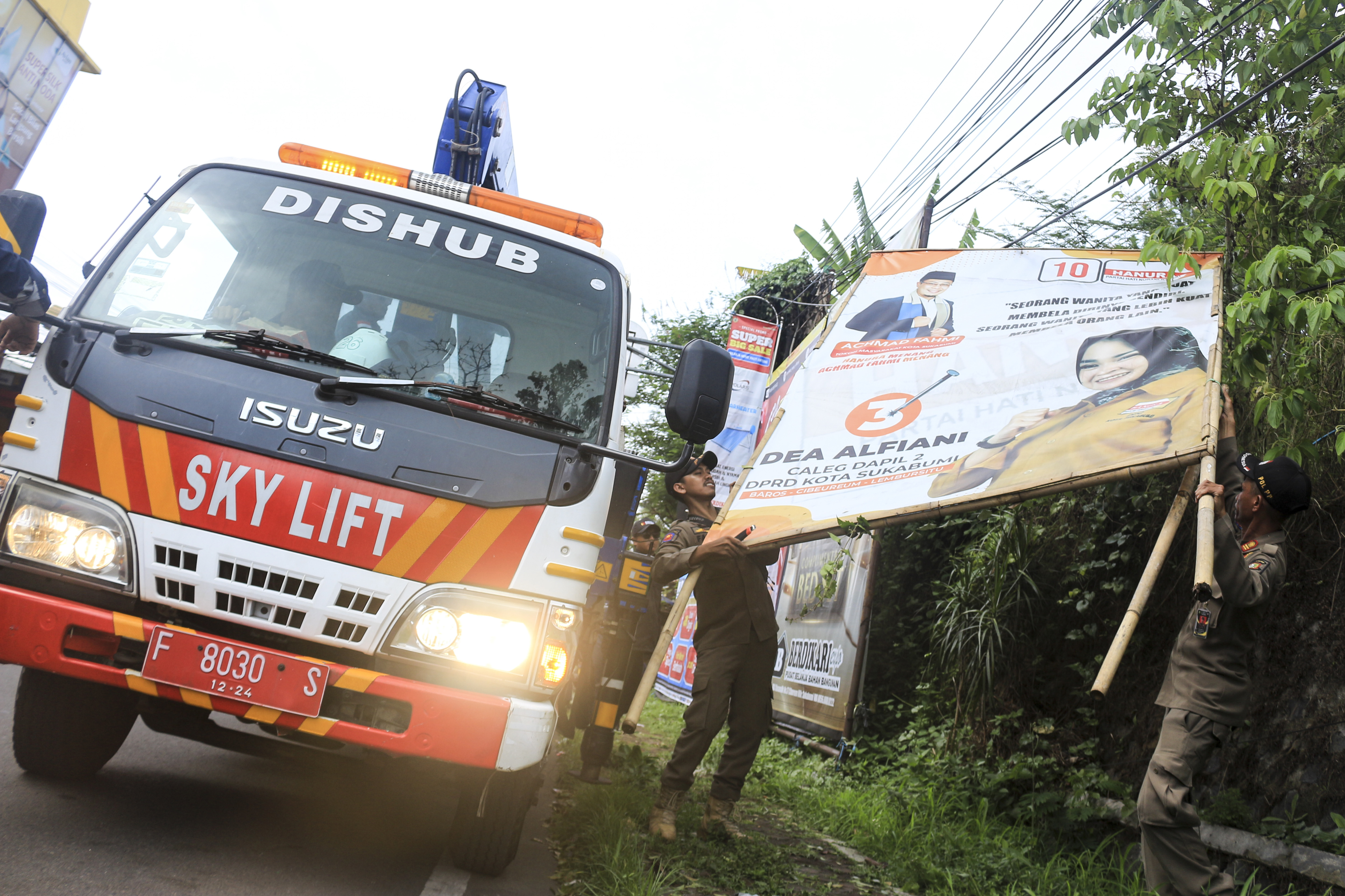 Penertiban alat peraga kampanye di Sukabumi