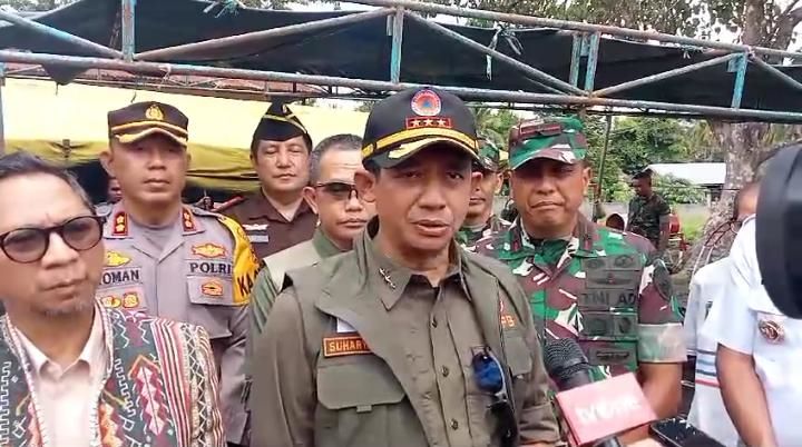 Kepala BNPB meninjau posko pengungsian korban erupsi Gunung Lewotobi Laki-laki di NTT.