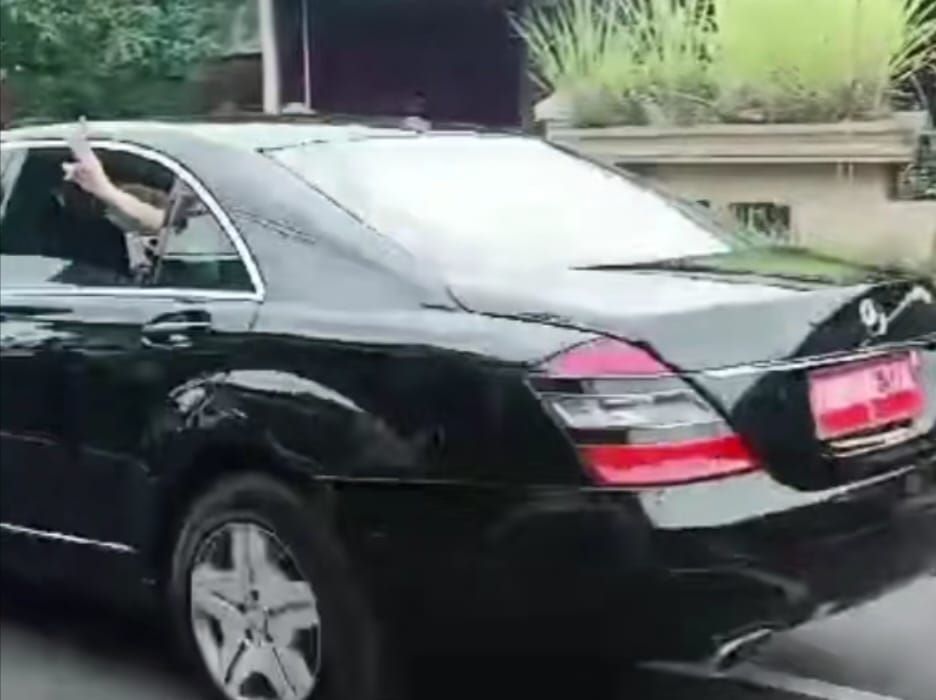 Salam dua jari yang diduga dilakukan Iriana Jokowi.