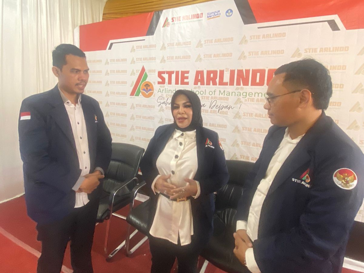Pendiri STIE Arlindo Endang Dwi Amperawati (tengah), Wakil Ketua 2 Husen Basri (kiri), dan Wakil Ketua 3 Darmawangsa.