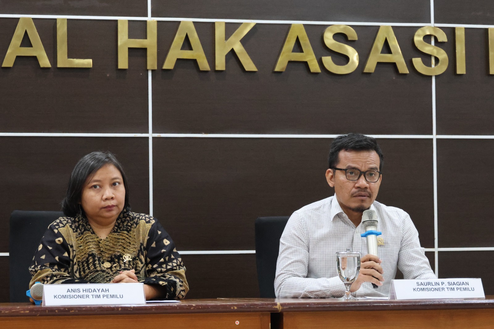 KOMNAS HAM akan segera melakukan analisis dan mengeluarkan rekomendasi terkait kasus intimidasi pendukung Ganjar-Mahfud oleh oknum TNI