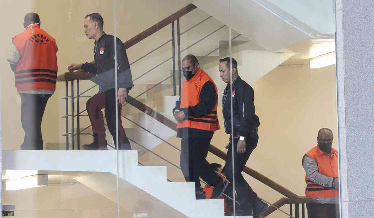 KPK menahan enam orang tersangka di antaranya Pj Bupati Sorong Yan Piet Mosso dan Kepala Perwakilan BPK Provinsi Papua Barat atas kasus suap