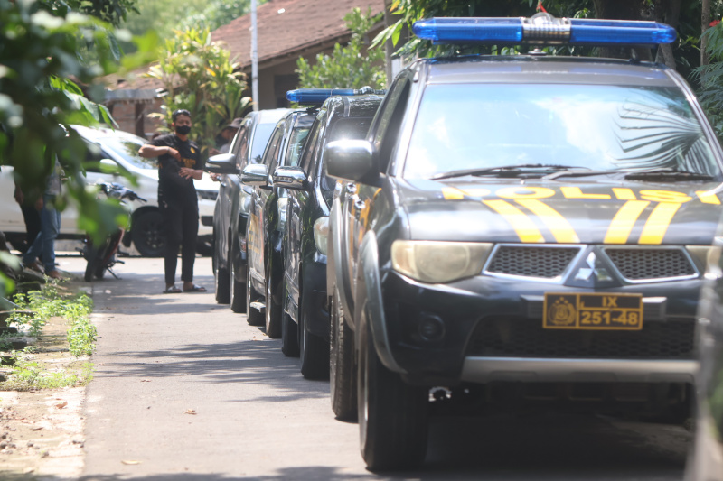 Sejumlah petugas tampak hendak melakukan penggeledahan di rumah terduga teroris berinisial N di Dukuh Bulak, Desa Plumbon, Kec. Mojolaban