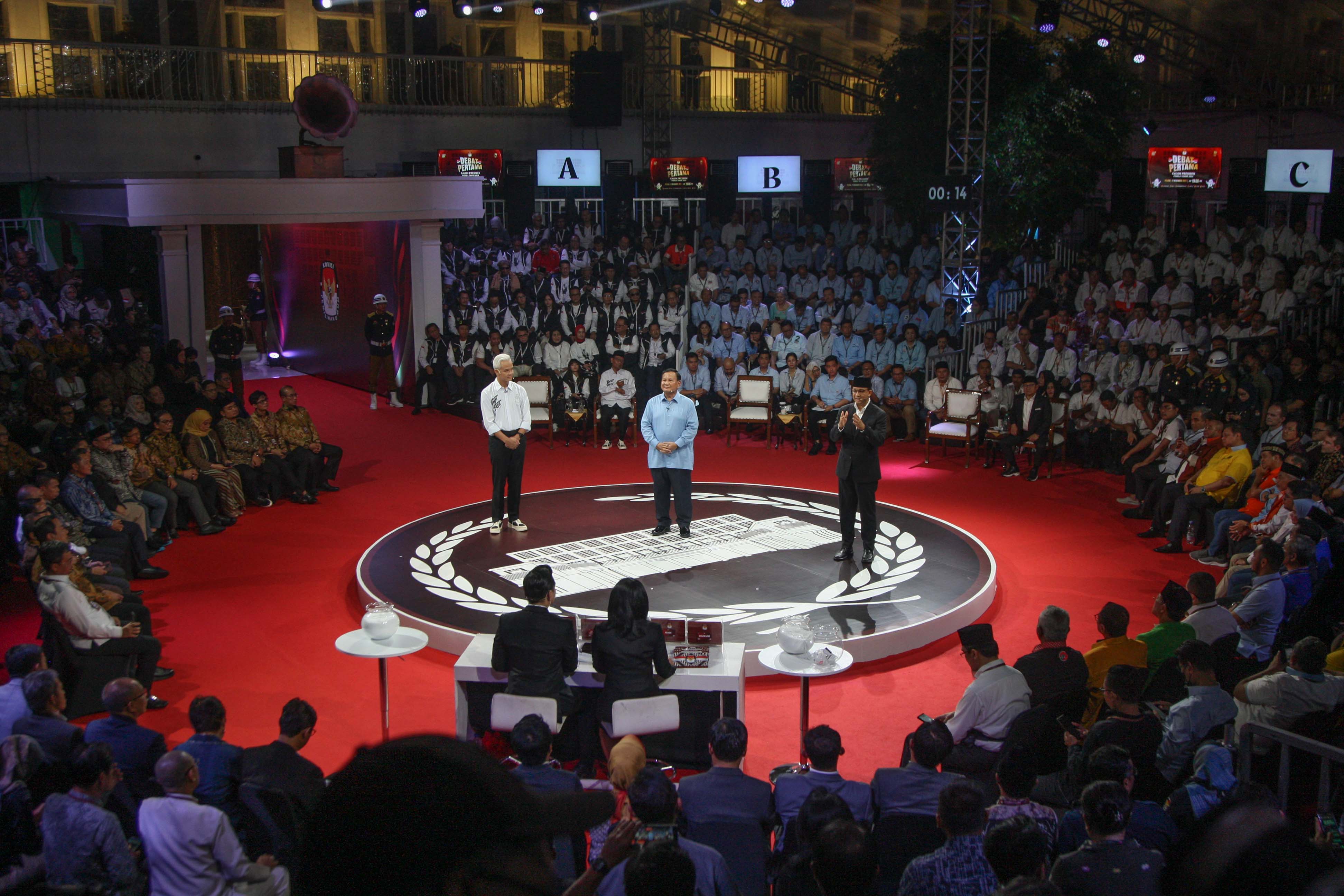 Capres nomor urut satu Anies Baswedan (kanan), capres nomor urut dua Prabowo Subianto (tengah), capres nomor urut tiga Ganjar Pranowo