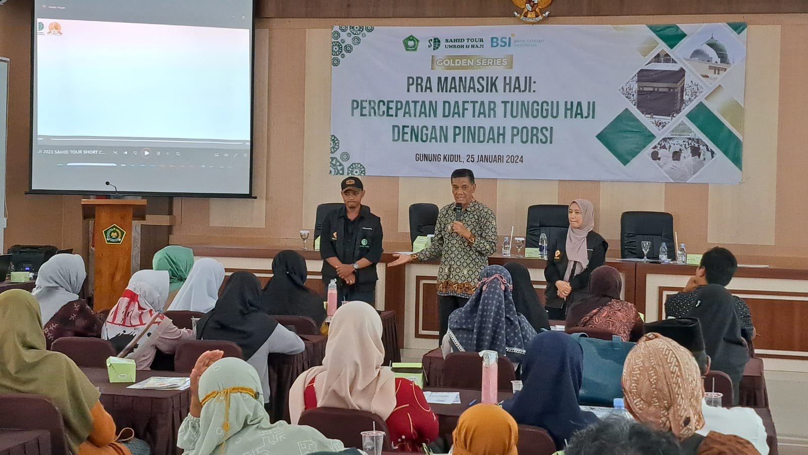 Kegiatan pra manasik haji di Aula Pusat Layanan Haji dan Umrah Terpadu Kemenag Gunungkidul, Yogyakarta, Kamis (25/01).