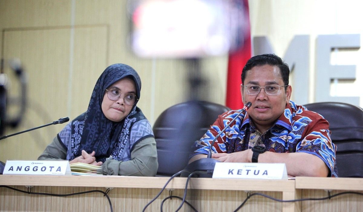 Ketua Bawaslu Rahmat Bagja (kanan).