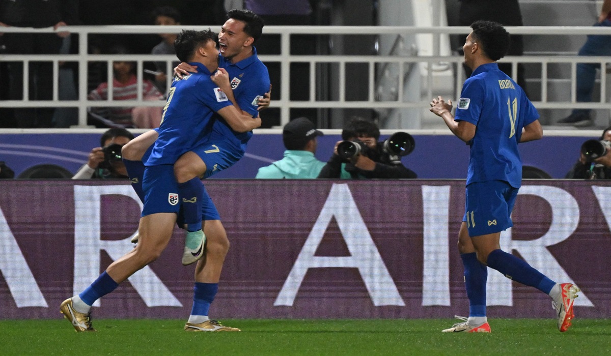 Para pemain timnas Thailand melakukan selebrasi usai menjebol gawang Kirgistan di laga Piala Asia.